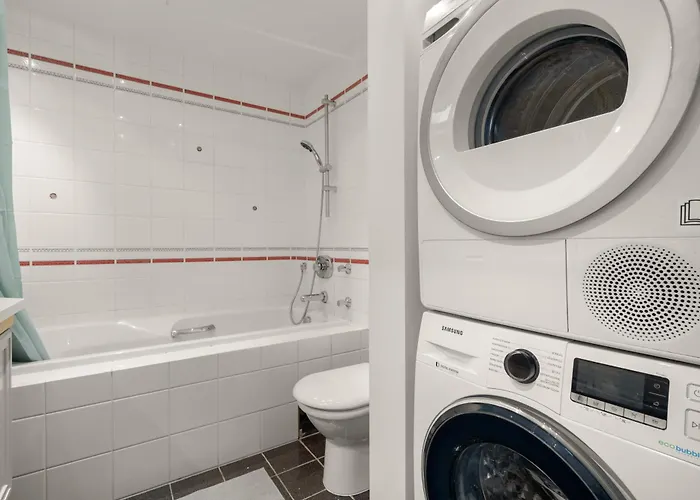 Charming With Stunning Views! 베르겐